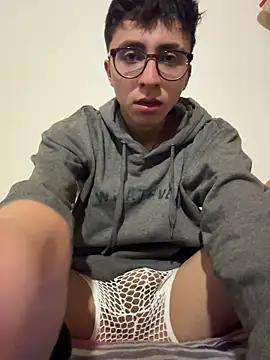 Snapshot of CamiRojas_boy chatting on November 10, 4:22 am CamiRojas boy online show from November 10, 4:22 am