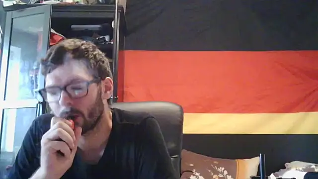 Snapshot of Die-geile-Sau chatting on June 23, 1:09 pm Die-geile-Sau online show from June 23, 1:09 pm