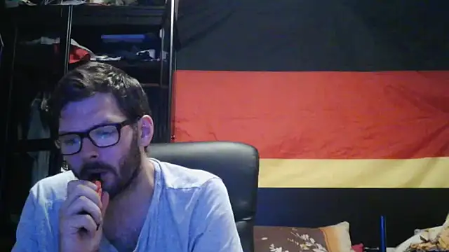 Snapshot of Die-geile-Sau chatting on June 24, 8:08 pm Die-geile-Sau online show from June 24, 8:08 pm