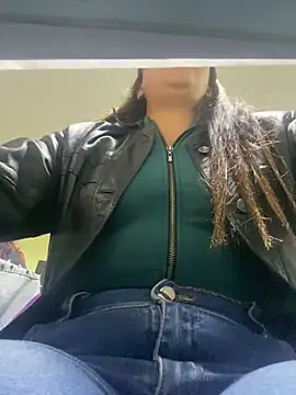 Snapshot of Vaiolet_a chatting on May 21, 9:55 pm Vaiolet a online show from May 21, 9:55 pm