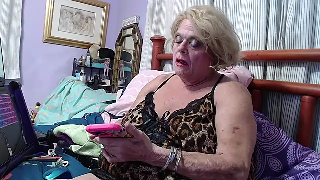 Snapshot of BigClitMelody chatting on January 6, 3:42 am BigClitMelody online show from January 6, 3:42 am