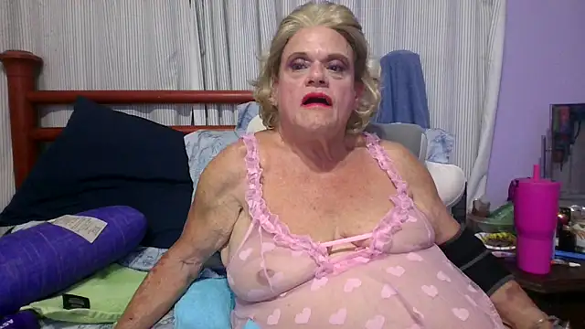 Snapshot of BigClitMelody chatting on October 10, 12:20 am BigClitMelody online show from October 10, 12:20 am