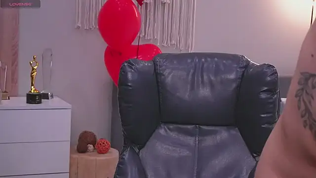 Snapshot of Molly_Jons chatting on March 7, 1:02 am Molly Jons online show from March 7, 1:02 am