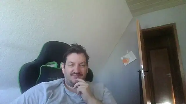 Snapshot of Golffahrer1982 chatting on April 18, 7:12 am Golffahrer1982 online show from April 18, 7:12 am