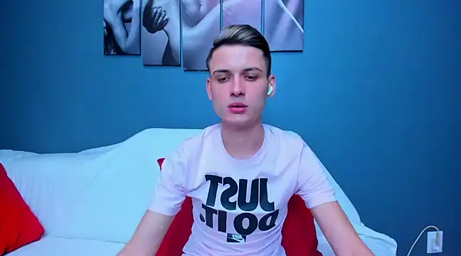 Snapshot of andboyfor6 chatting on January 31, 10:10 pm andboyfor6 online show from January 31, 10:10 pm