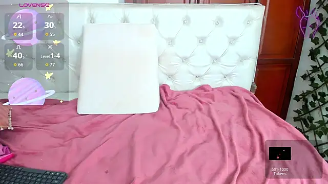 Snapshot of Andrea_Williams24 chatting on May 4, 1:29 pm Andrea Williams24 online show from May 4, 1:29 pm