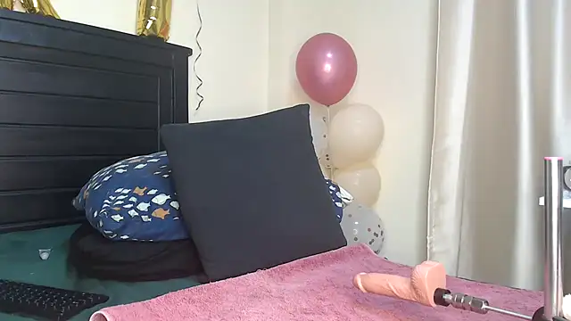 Snapshot of NIKKIE_LOVE chatting on January 24, 3:43 am NIKKIE LOVE online show from January 24, 3:43 am