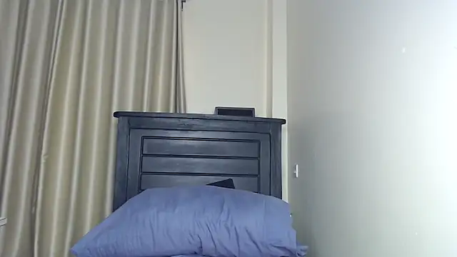 Snapshot of NIKKIE_LOVE chatting on November 11, 4:12 am NIKKIE LOVE online show from November 11, 4:12 am