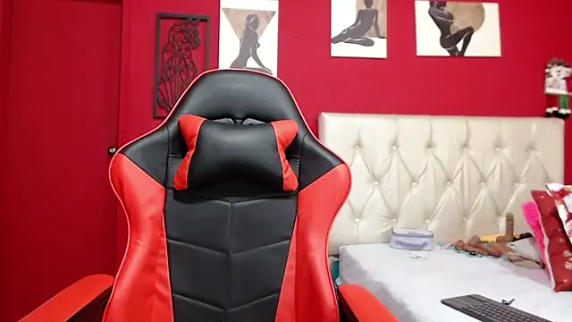 Snapshot of Rebecca_Milf chatting on December 14, 12:10 pm Rebecca Milf online show from December 14, 12:10 pm