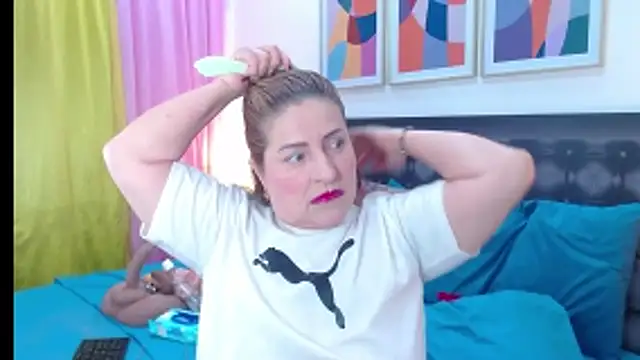 Snapshot of sandra_20 chatting on June 2, 11:12 am sandra 20 online show from June 2, 11:12 am