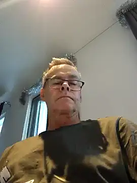 Snapshot of DarrenSullivanSlut chatting on December 4, 10:13 am DarrenSullivanSlut online show from December 4, 10:13 am