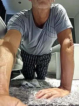 Snapshot of DarrenSullivanSlut chatting on January 24, 9:28 am DarrenSullivanSlut online show from January 24, 9:28 am