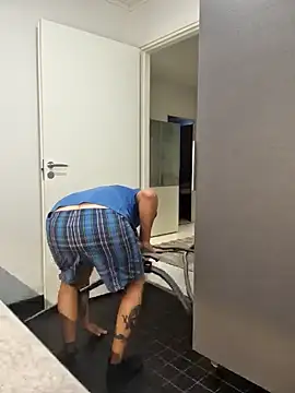 Snapshot of DarrenSullivanSlut chatting on February 5, 11:55 am DarrenSullivanSlut online show from February 5, 11:55 am