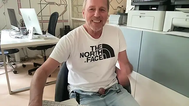 Snapshot of drefman chatting on June 2, 12:29 pm drefman online show from June 2, 12:29 pm