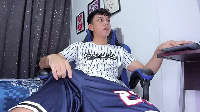 Snapshot of The_skinnyguys chatting on October 28, 10:12 pm The skinnyguys online show from October 28, 10:12 pm