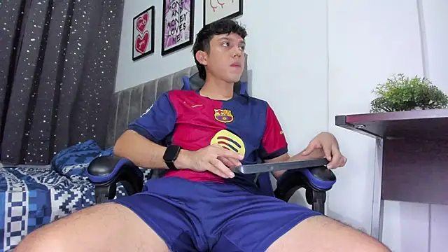 Snapshot of The_skinnyguys chatting on November 11, 10:43 pm The skinnyguys online show from November 11, 10:43 pm