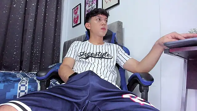 Snapshot of The_skinnyguys chatting on November 16, 10:04 pm The skinnyguys online show from November 16, 10:04 pm