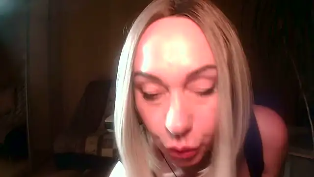 Snapshot of Roxolana_Drim chatting on May 23, 11:53 pm Roxolana Drim online show from May 23, 11:53 pm