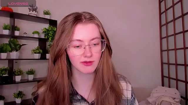 Snapshot of KateCuddle chatting on May 12, 2:19 am KateCuddle online show from May 12, 2:19 am