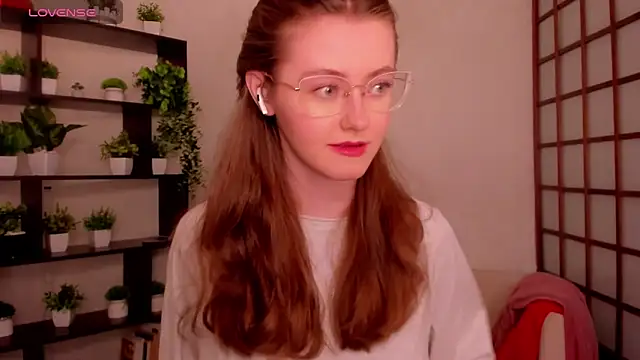 Snapshot of KateCuddle chatting on May 18, 2:40 am KateCuddle online show from May 18, 2:40 am