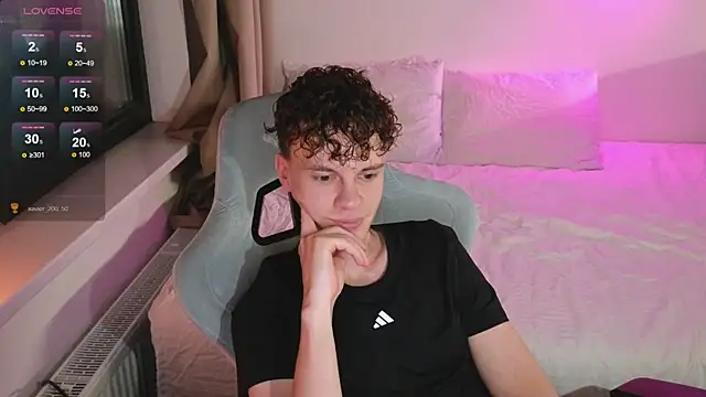Snapshot of cute_thomas chatting on July 21, 7:27 pm cute thomas online show from July 21, 7:27 pm