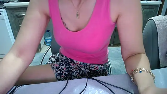 Snapshot of AmazingBitch chatting on June 19, 5:50 pm AmazingBitch online show from June 19, 5:50 pm