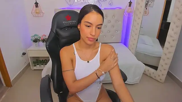 xiomara  cortes online show from February 4, 7:11 pm