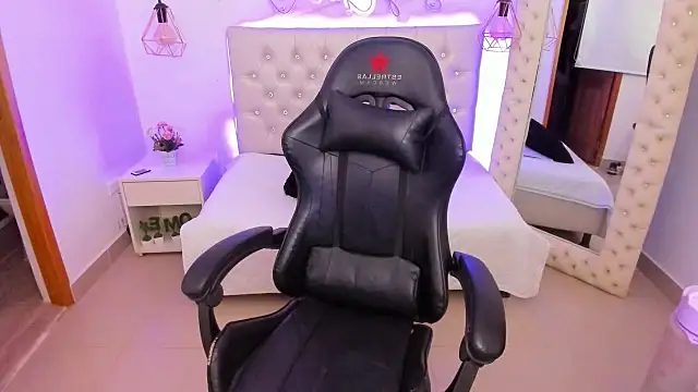 xiomara  cortes online show from March 18, 7:10 pm