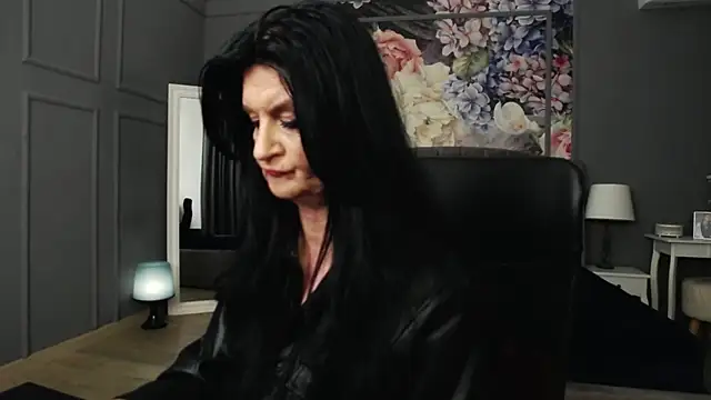 DomMelissaW online show from December 8, 3:32 am