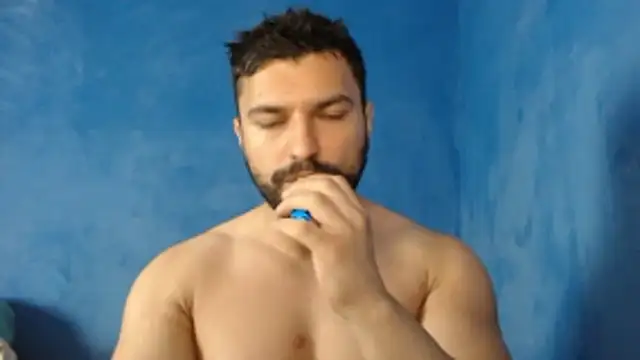 Snapshot of alex_blu chatting on June 13, 3:32 pm alex blu online show from June 13, 3:32 pm