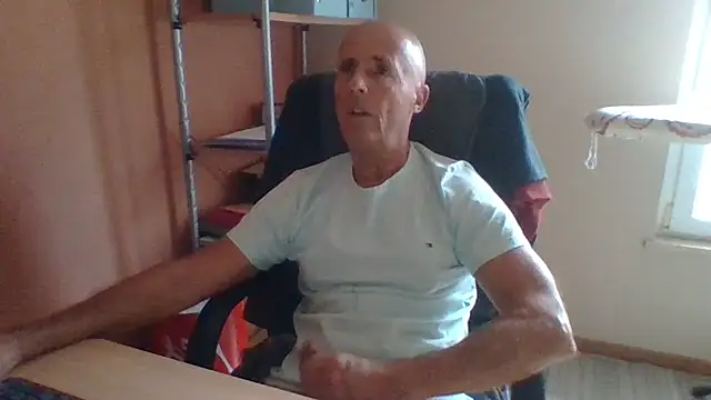 Snapshot of olibrius71 chatting on October 31, 2:18 pm olibrius71 online show from October 31, 2:18 pm