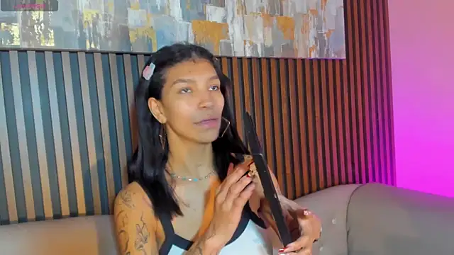 LauraAristizabal online show from December 14, 12:54 pm