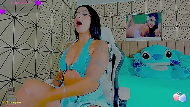 vane lopez  online show from March 18, 8:01 pm