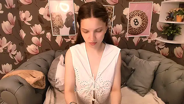Snapshot of MelaniGrand chatting on July 3, 8:32 am MelaniGrand online show from July 3, 8:32 am