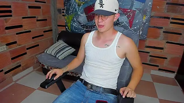 Snapshot of patrik_027 chatting on February 6, 10:10 pm patrik 027 online show from February 6, 10:10 pm