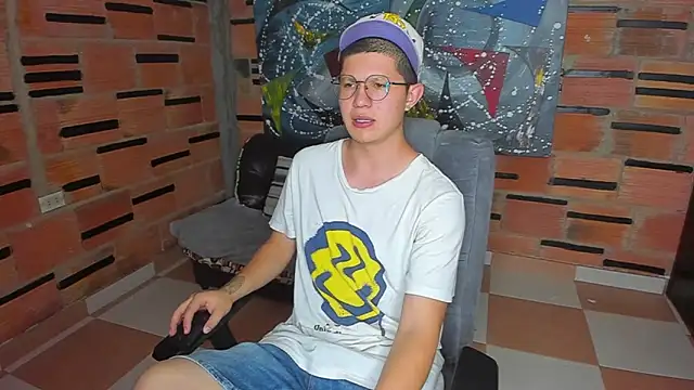 Snapshot of patrik_027 chatting on February 18, 1:10 am patrik 027 online show from February 18, 1:10 am