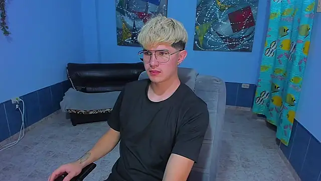 Snapshot of patrik_027 chatting on November 23, 8:52 pm patrik 027 online show from November 23, 8:52 pm