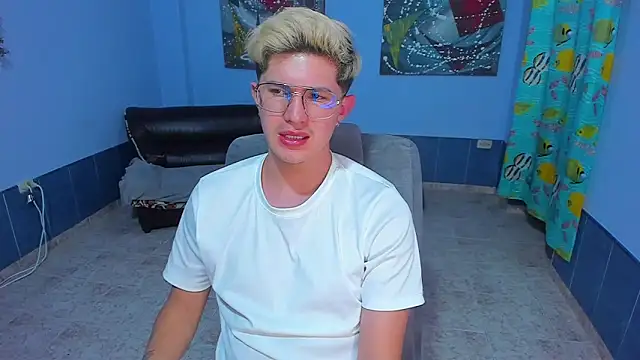 Snapshot of patrik_027 chatting on November 25, 8:03 am patrik 027 online show from November 25, 8:03 am