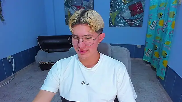 Snapshot of patrik_027 chatting on November 25, 8:09 pm patrik 027 online show from November 25, 8:09 pm