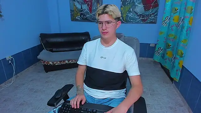 Snapshot of patrik_027 chatting on November 26, 8:15 am patrik 027 online show from November 26, 8:15 am