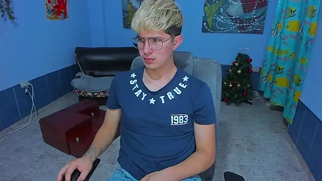 Snapshot of patrik_027 chatting on December 4, 7:28 am patrik 027 online show from December 4, 7:28 am