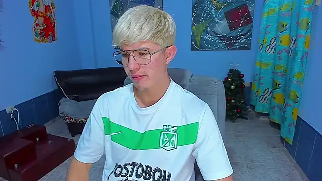 Snapshot of patrik_027 chatting on December 15, 6:45 pm patrik 027 online show from December 15, 6:45 pm