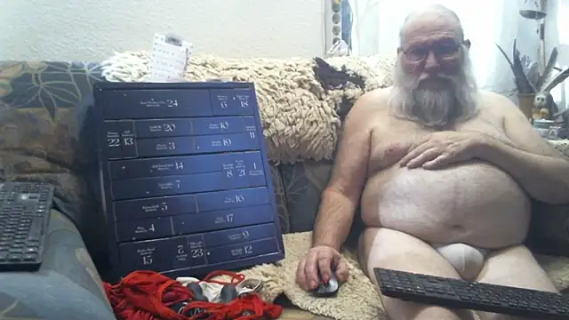 Snapshot of SexySantaC chatting on December 2, 8:15 pm SexySantaC online show from December 2, 8:15 pm