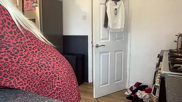 Snapshot of Bustyblondebabe32 chatting on June 7, 6:11 pm Bustyblondebabe32 online show from June 7, 6:11 pm