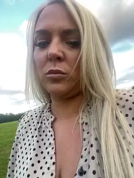 Snapshot of Bustyblondebabe32 chatting on June 18, 7:40 pm Bustyblondebabe32 online show from June 18, 7:40 pm