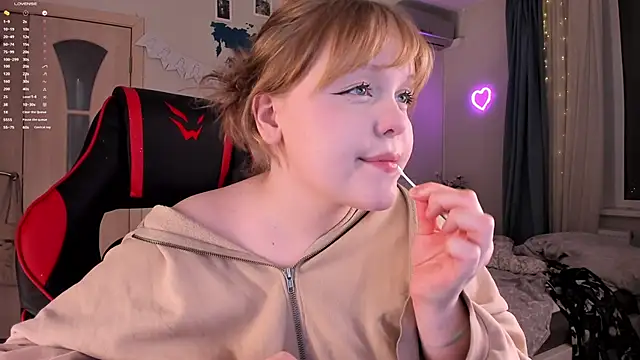 LisaLaas online show from December 13, 4:49 pm