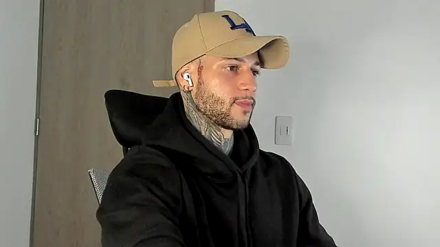  jamesleandros1 online show from December 22, 1:13 am