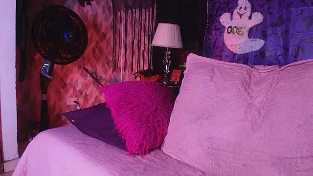 Snapshot of naomi_kyse chatting on October 11, 3:06 am naomi kyse online show from October 11, 3:06 am