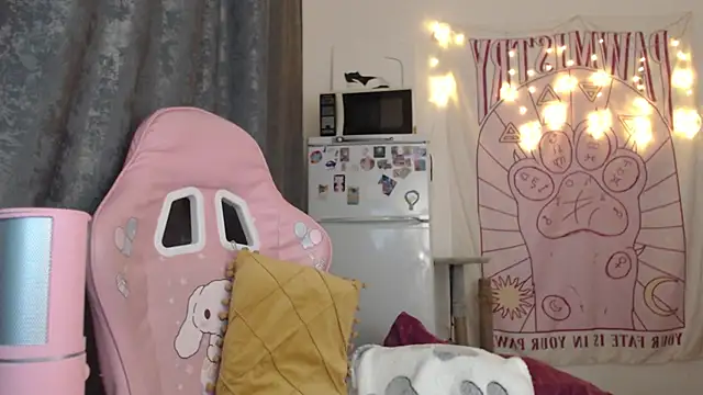 Snapshot of Holy420lolii chatting on December 8, 1:25 pm Holy420lolii online show from December 8, 1:25 pm