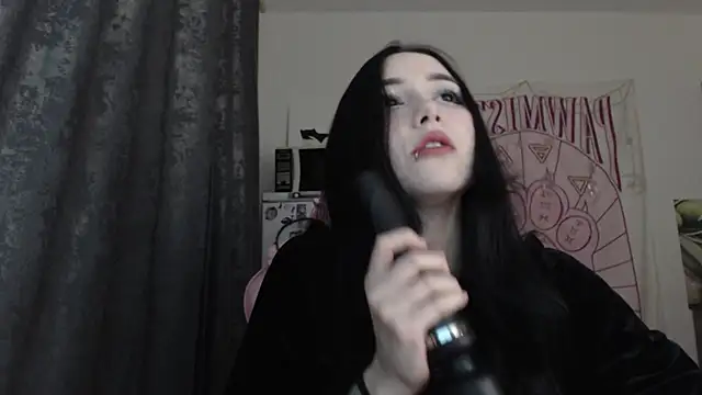 Snapshot of Holy420lolii chatting on December 12, 4:43 pm Holy420lolii online show from December 12, 4:43 pm